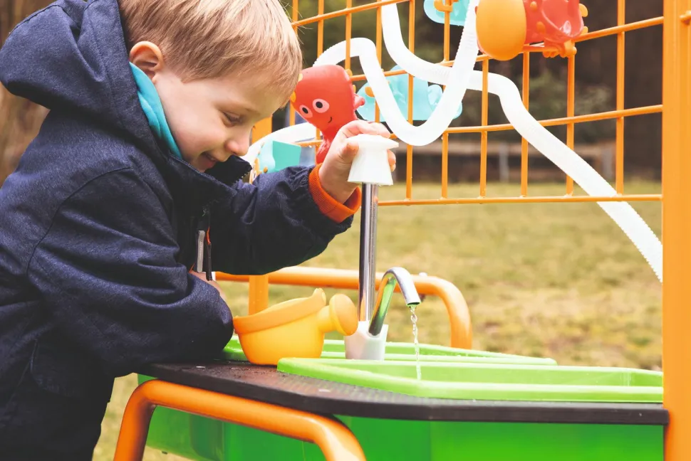 Mobiler Gartenspieltisch - Wasser & Sand