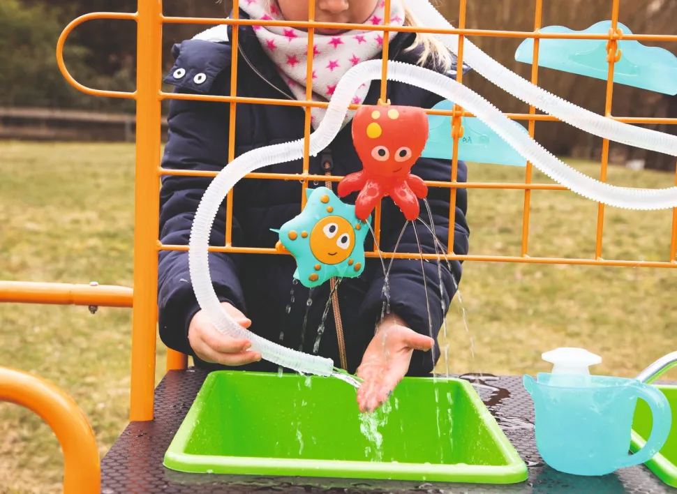 Mobiler Gartenspieltisch - Wasser & Sand