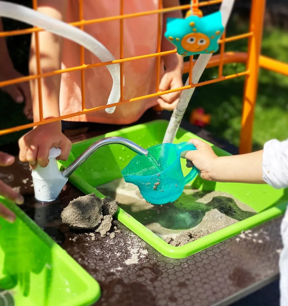 Mobiler Gartenspieltisch - Wasser & Sand