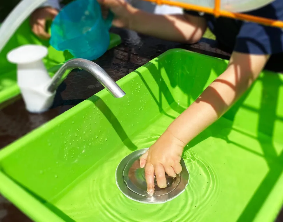Mobiler Gartenspieltisch - Wasser & Sand