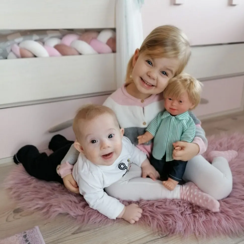 Puppe M. Down-Syndrom - Madchen, Blo. Haar, 40 Cm